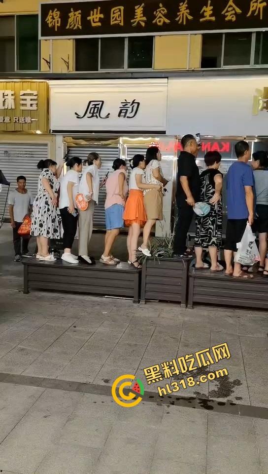 井研世园步行街服装店老板儿子打瓦罗兰排位游戏突然断网,宽带师傅没修好,直接拿刀捅了他几刀完事!-5