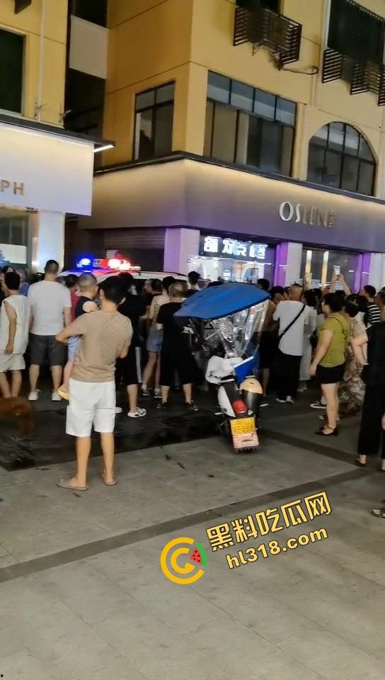 井研世园步行街服装店老板儿子打瓦罗兰排位游戏突然断网,宽带师傅没修好,直接拿刀捅了他几刀完事!-7