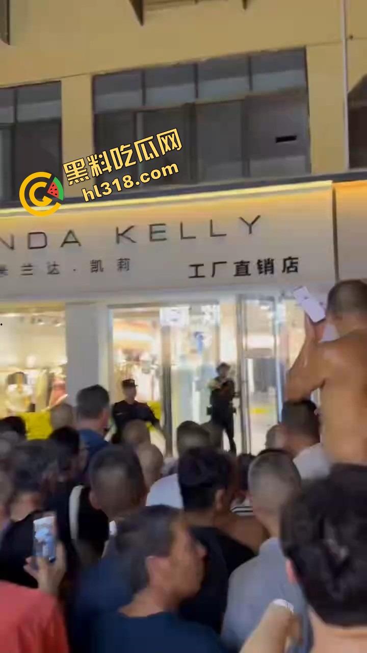 井研世园步行街服装店老板儿子打瓦罗兰排位游戏突然断网,宽带师傅没修好,直接拿刀捅了他几刀完事!-8