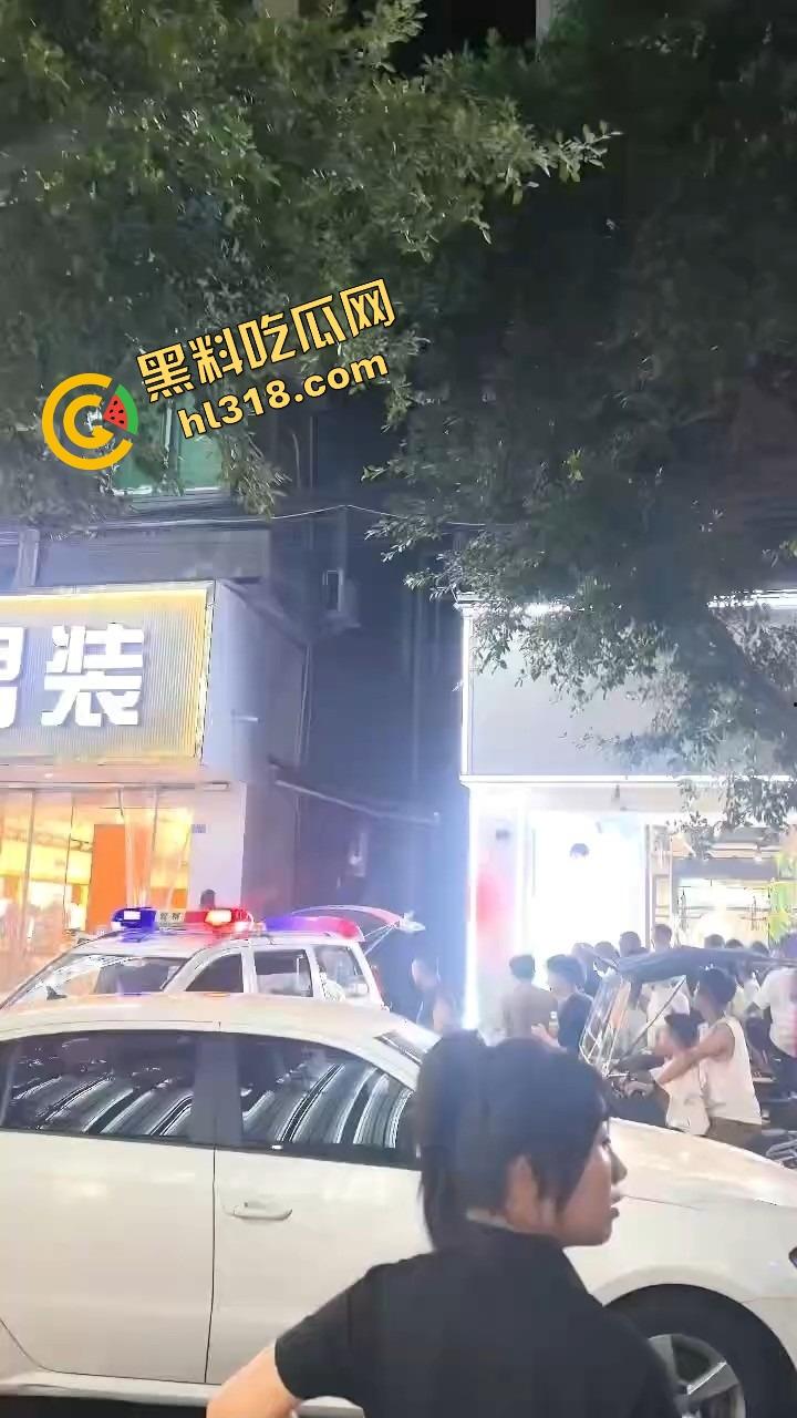 井研世园步行街服装店老板儿子打瓦罗兰排位游戏突然断网,宽带师傅没修好,直接拿刀捅了他几刀完事!-11