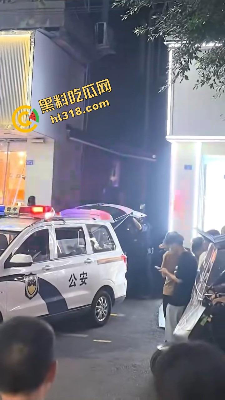 井研世园步行街服装店老板儿子打瓦罗兰排位游戏突然断网,宽带师傅没修好,直接拿刀捅了他几刀完事!-12