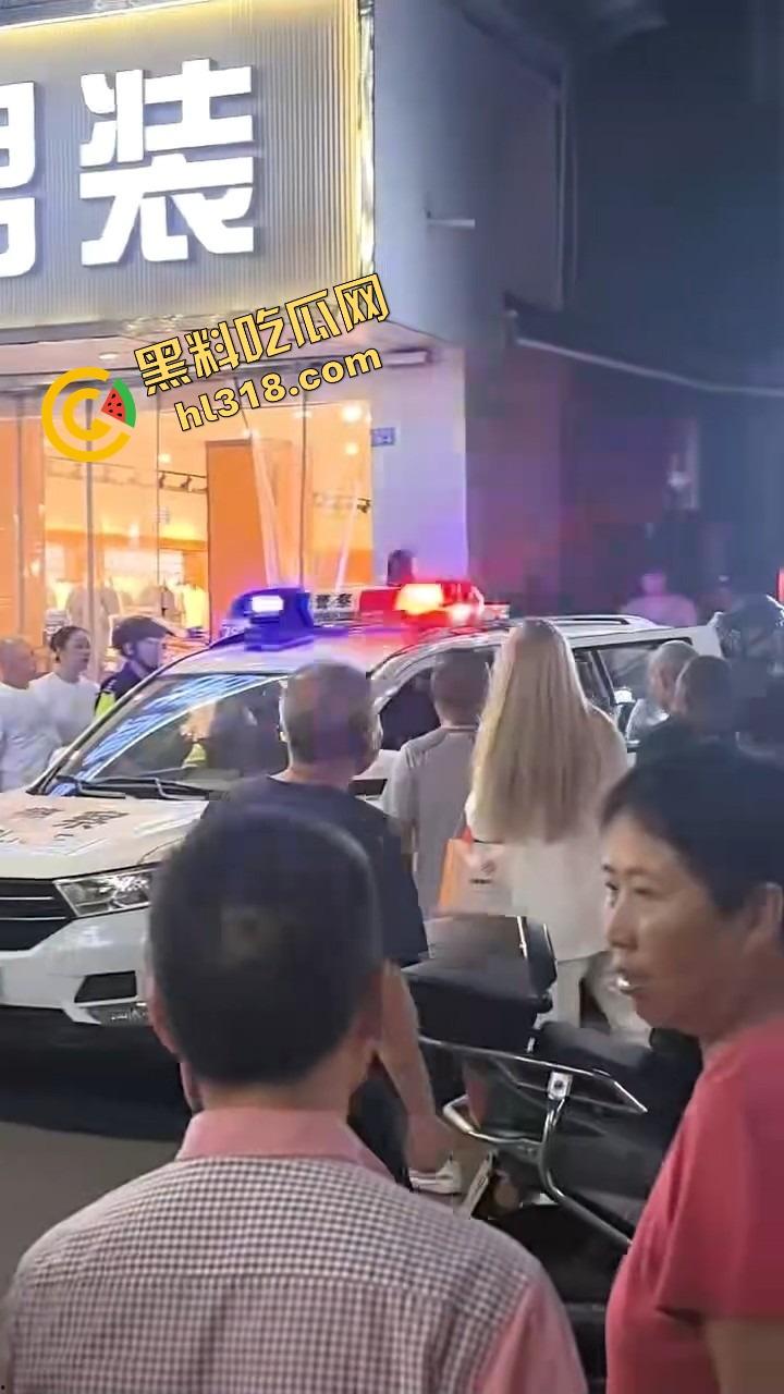 井研世园步行街服装店老板儿子打瓦罗兰排位游戏突然断网,宽带师傅没修好,直接拿刀捅了他几刀完事!-13