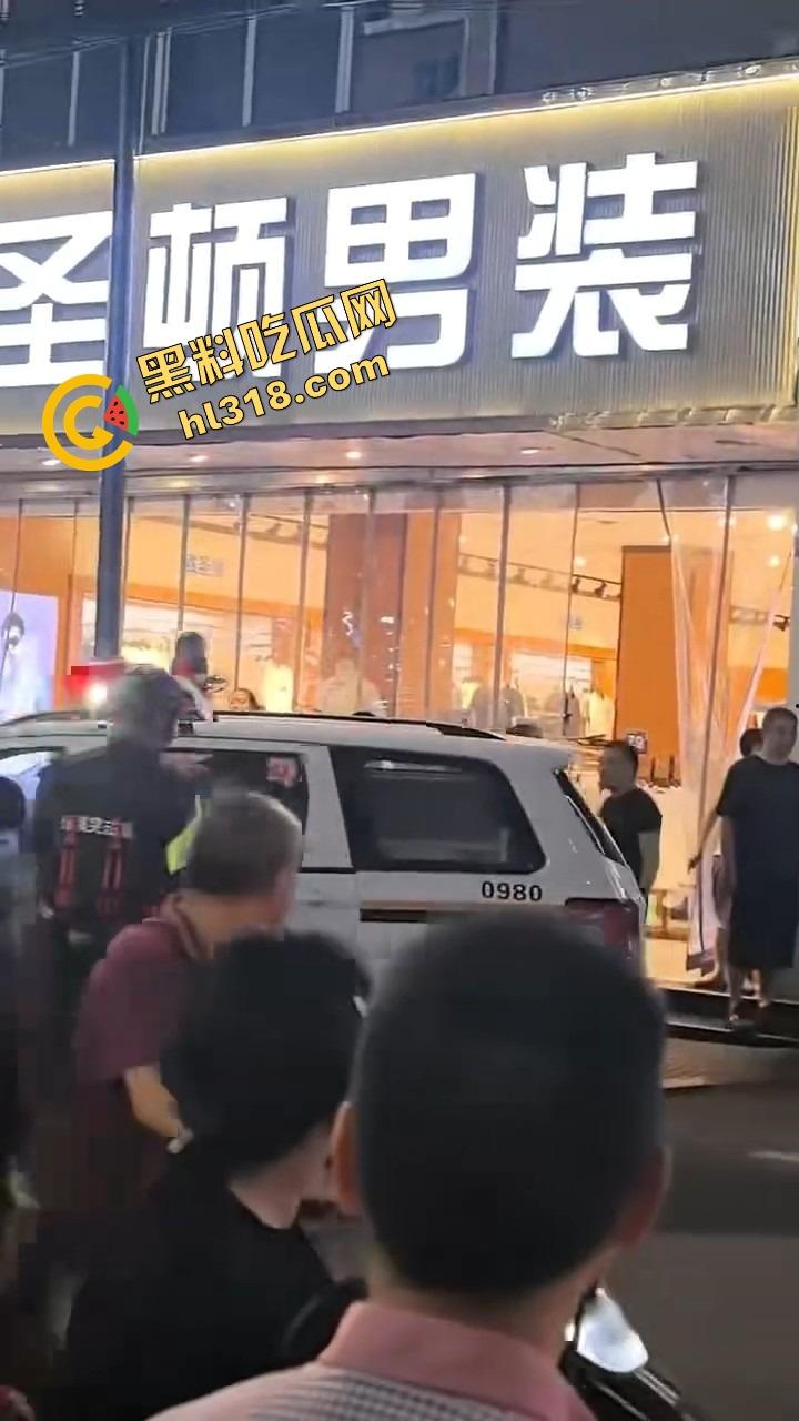 井研世园步行街服装店老板儿子打瓦罗兰排位游戏突然断网,宽带师傅没修好,直接拿刀捅了他几刀完事!-14