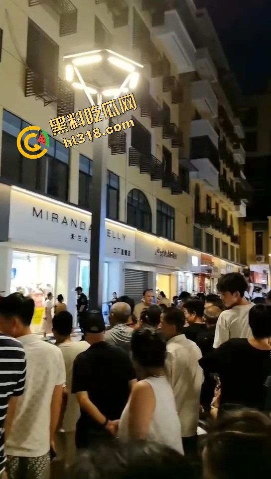 井研世园步行街服装店老板儿子打瓦罗兰排位游戏突然断网,宽带师傅没修好,直接拿刀捅了他几刀完事!-17