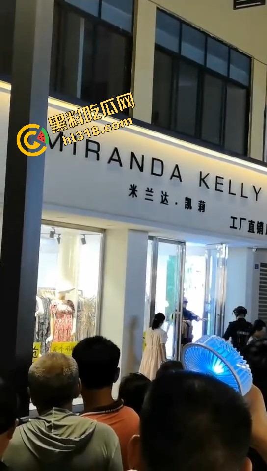 井研世园步行街服装店老板儿子打瓦罗兰排位游戏突然断网,宽带师傅没修好,直接拿刀捅了他几刀完事!-18