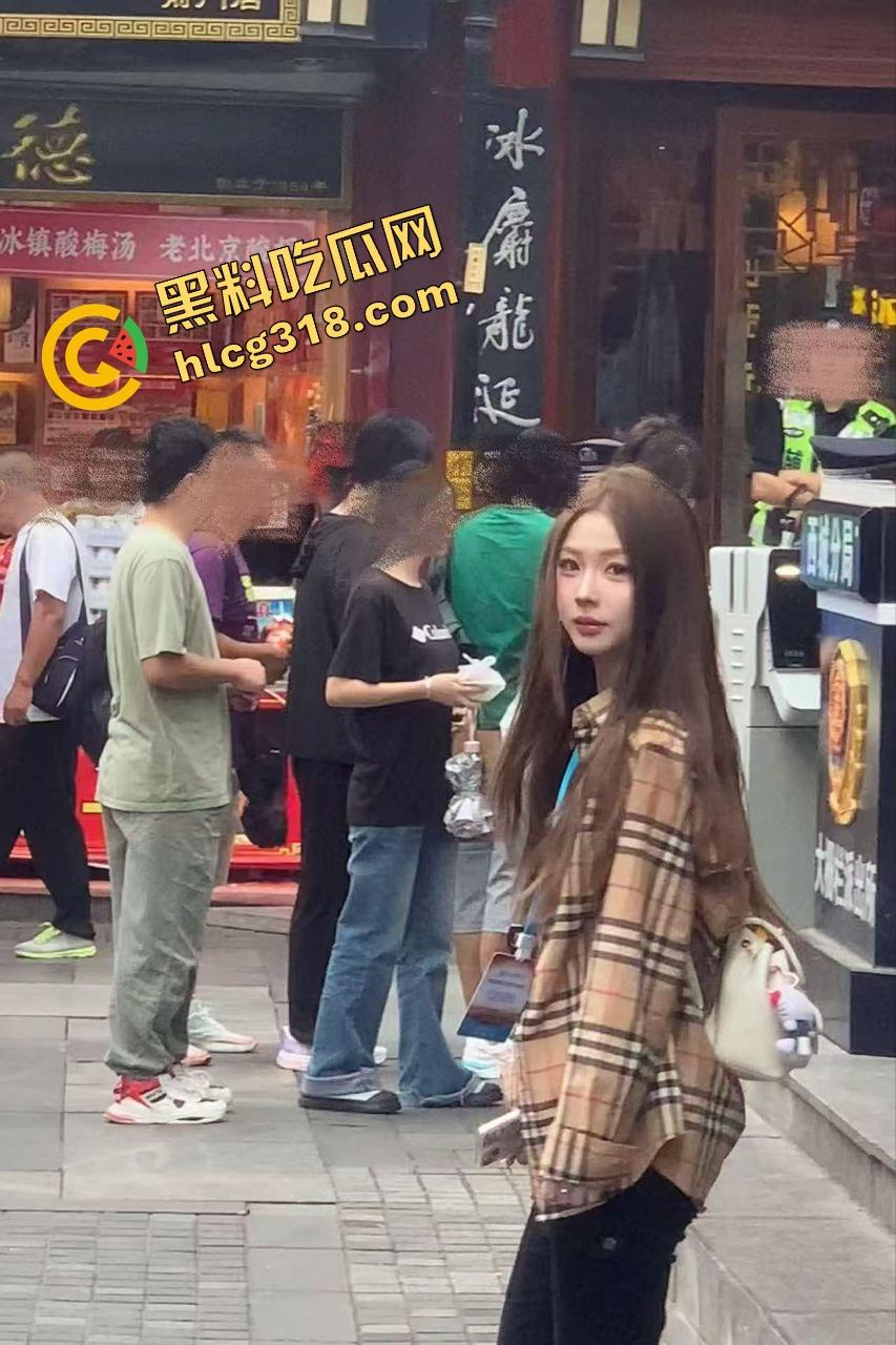 南昌技校大长腿学姐『赵曼曼』骚脚白虎夹屌被操到喷水,大长腿架头顶姿势真他妈绝,内射姿势太骚了!-3