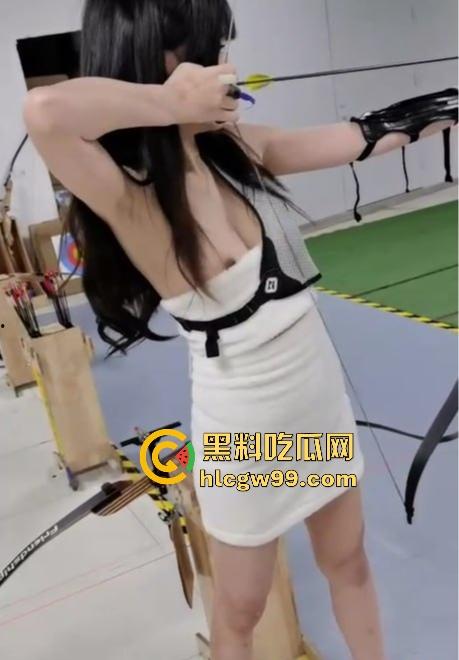 杭州美院【孙娜娜】白天射箭美少女晚上土豪专属母狗，户外露出极品美乳，回酒店换上黑丝制服撅屁股被干！-7