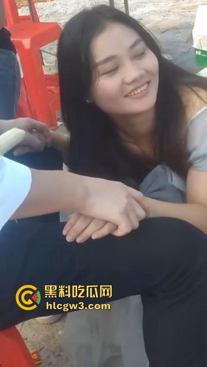 河南婚礼伴娘当场大秀口技吃香蕉 舔舐深喉一气呵成 熟练口技让人怀疑平时练了多少次 吃得又快又深还不断!-4