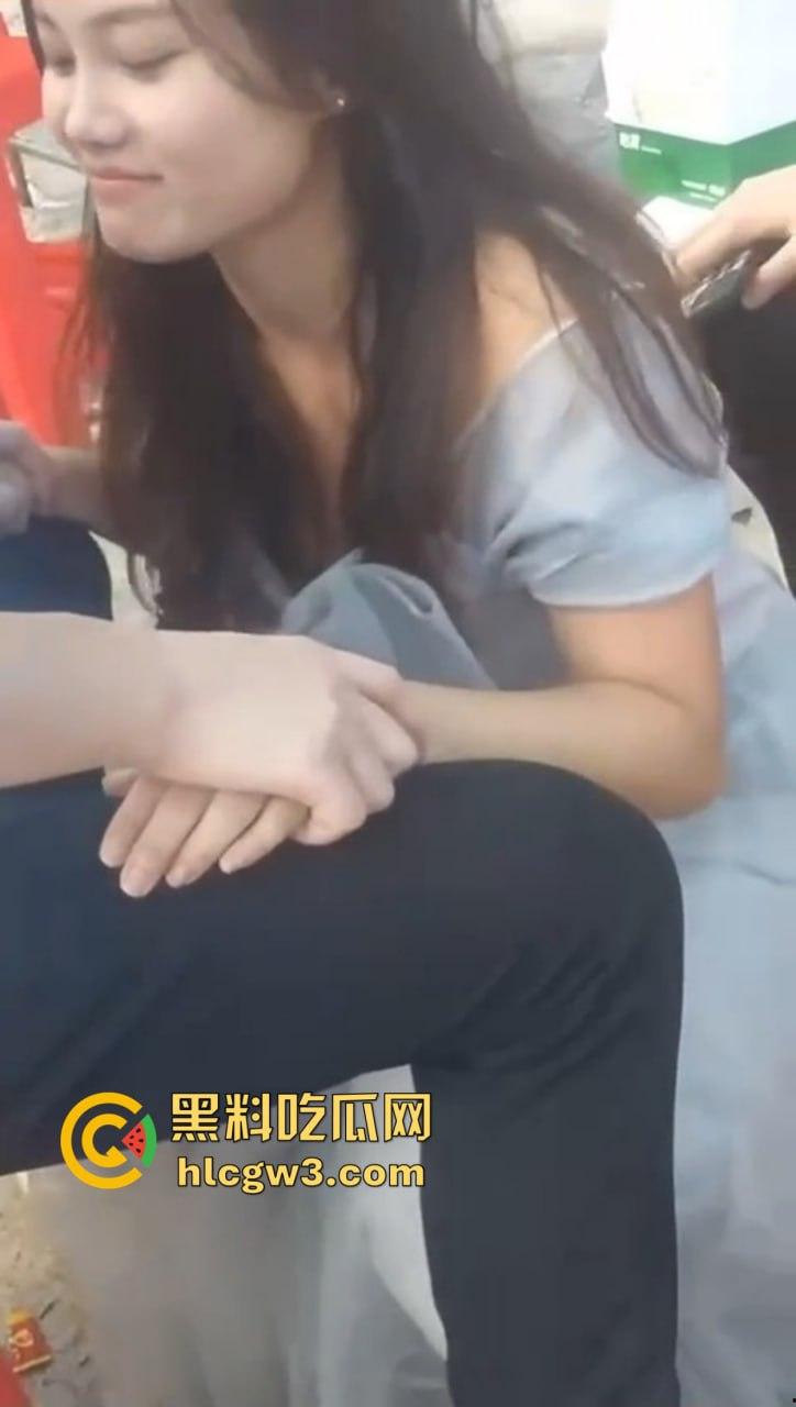 河南婚礼伴娘当场大秀口技吃香蕉 舔舐深喉一气呵成 熟练口技让人怀疑平时练了多少次 吃得又快又深还不断!-8