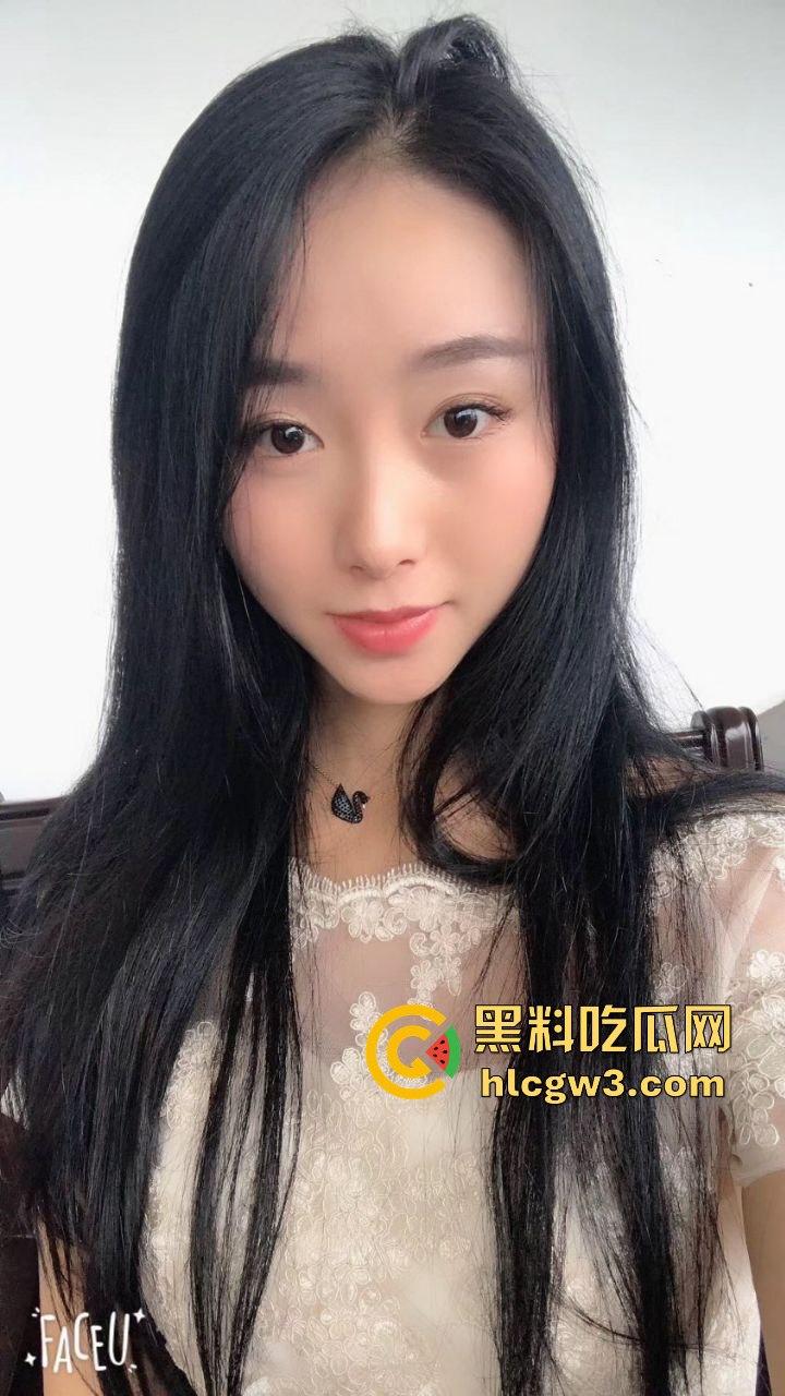 河南婚礼伴娘当场大秀口技吃香蕉 舔舐深喉一气呵成 熟练口技让人怀疑平时练了多少次 吃得又快又深还不断!-9