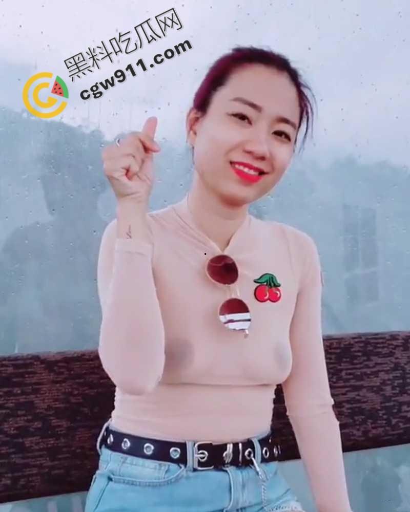 湖南人妻【黄小桃】的大胆暴露挑逗!真空逛街,夹着肛塞大胆露穴,寻求刺激后被爆操-4