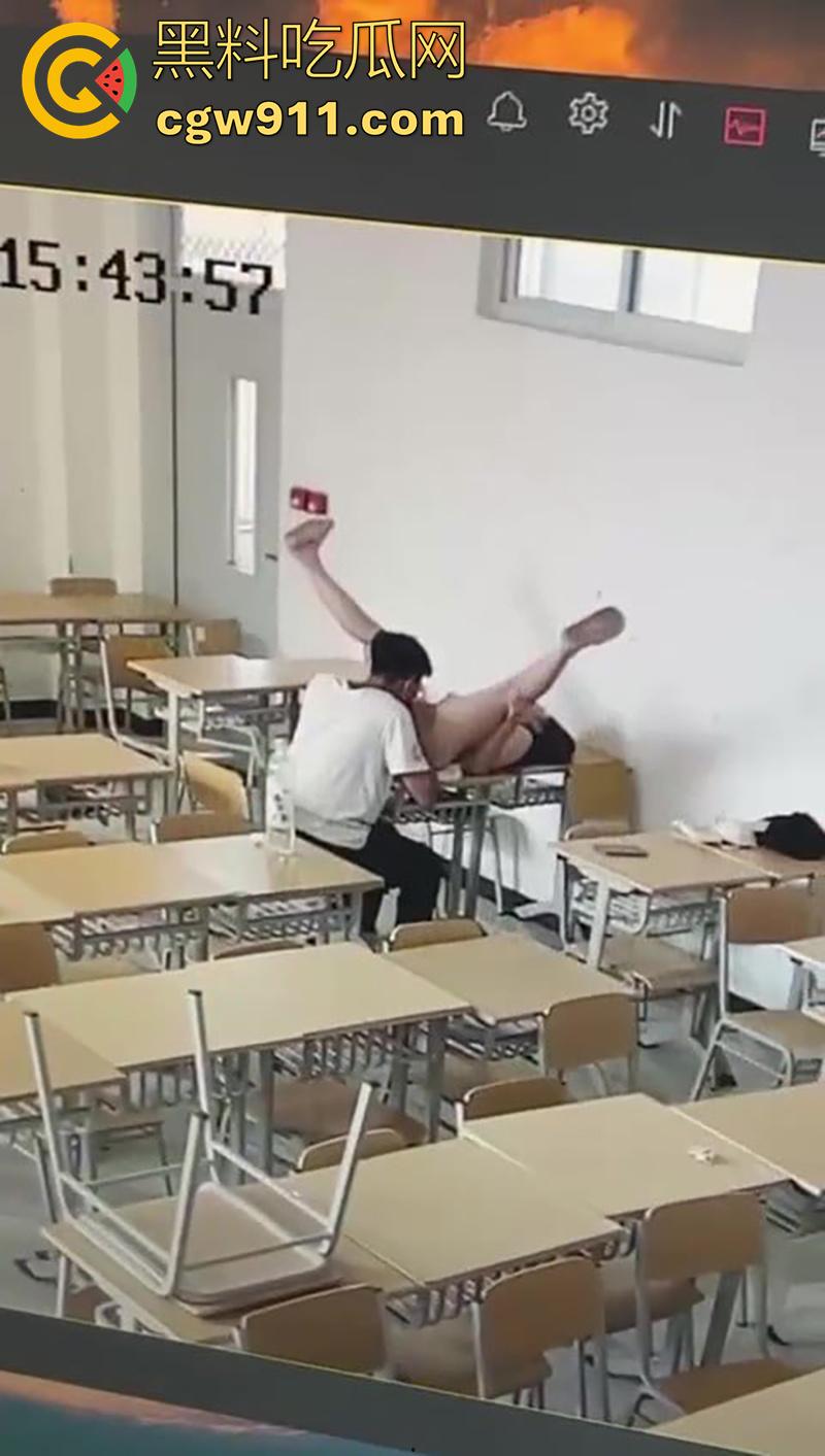 烟台黄金职业学院,教室监控偷拍瓜,情侣在课室搞啪啪,躺在书桌上任由男友玩穴,全程视频流出!-1