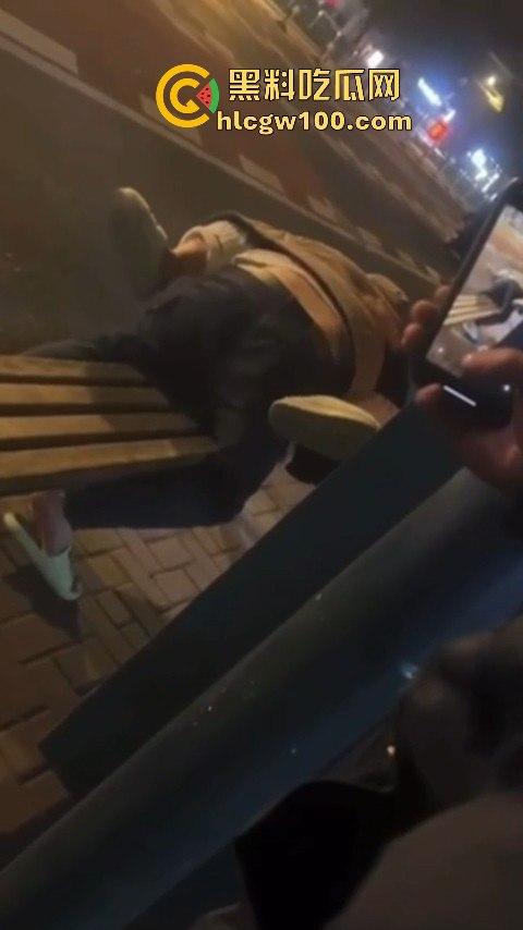 常州大学城公交车站情侣饥渴难耐当街啪啪,各种姿势变换无视路人视频内容劲爆全网疯传!!-4