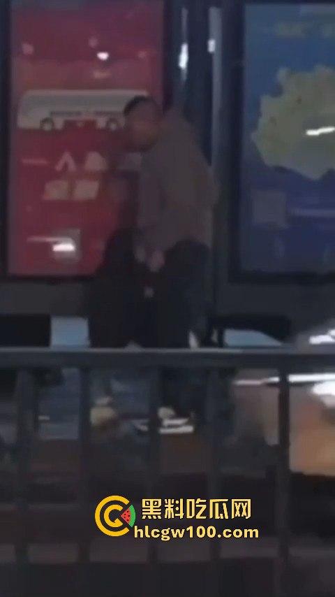 常州大学城公交车站情侣饥渴难耐当街啪啪,各种姿势变换无视路人视频内容劲爆全网疯传!!-5