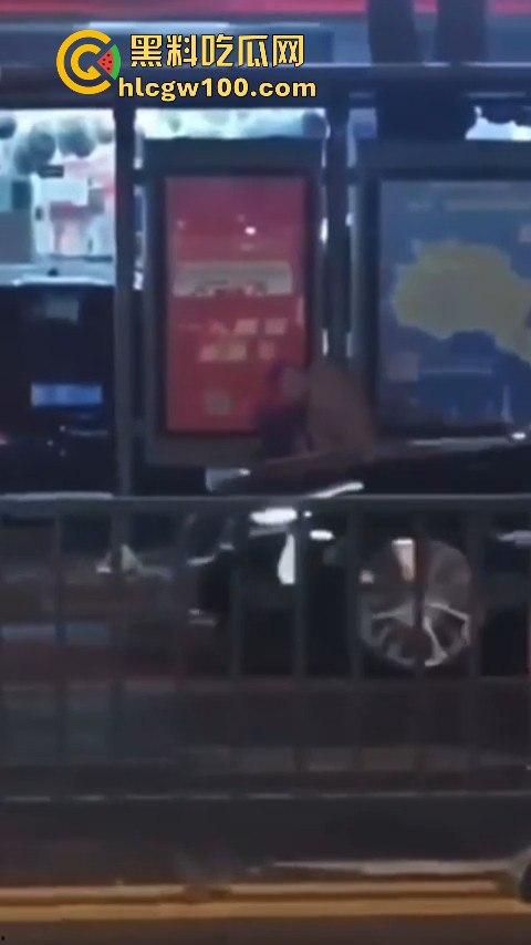 常州大学城公交车站情侣饥渴难耐当街啪啪,各种姿势变换无视路人视频内容劲爆全网疯传!!-6