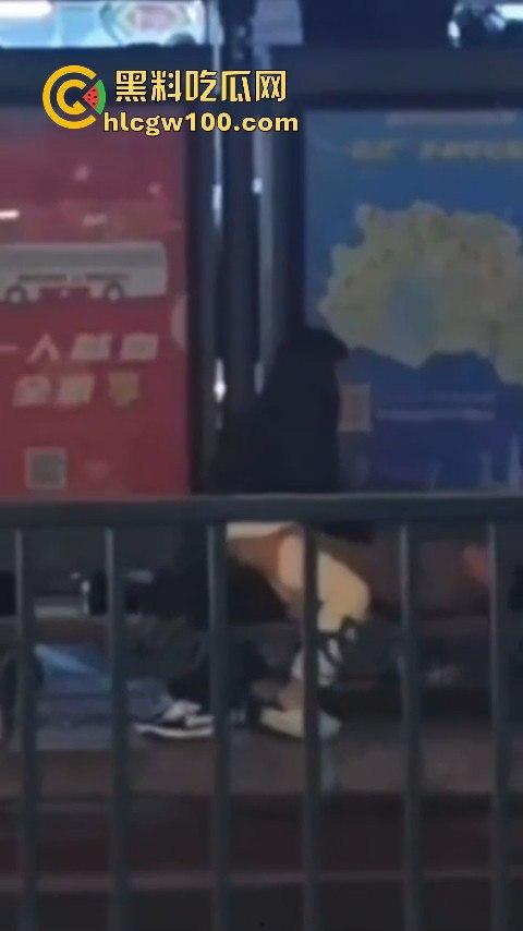 常州大学城公交车站情侣饥渴难耐当街啪啪,各种姿势变换无视路人视频内容劲爆全网疯传!!-7