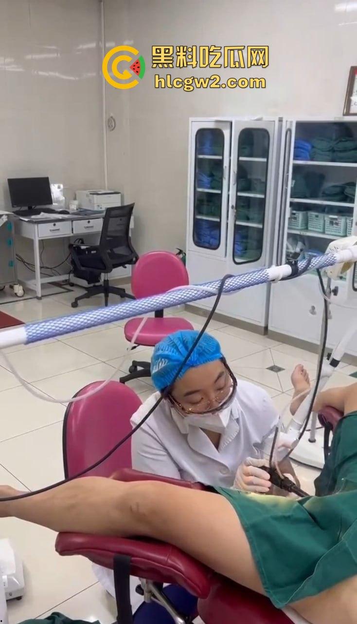 富婆和小仙女玩私处美容!十几年鸡变处女,3万就能换粉木耳,逼都被蒸冒烟了粉嫩得像刚出炉!-9