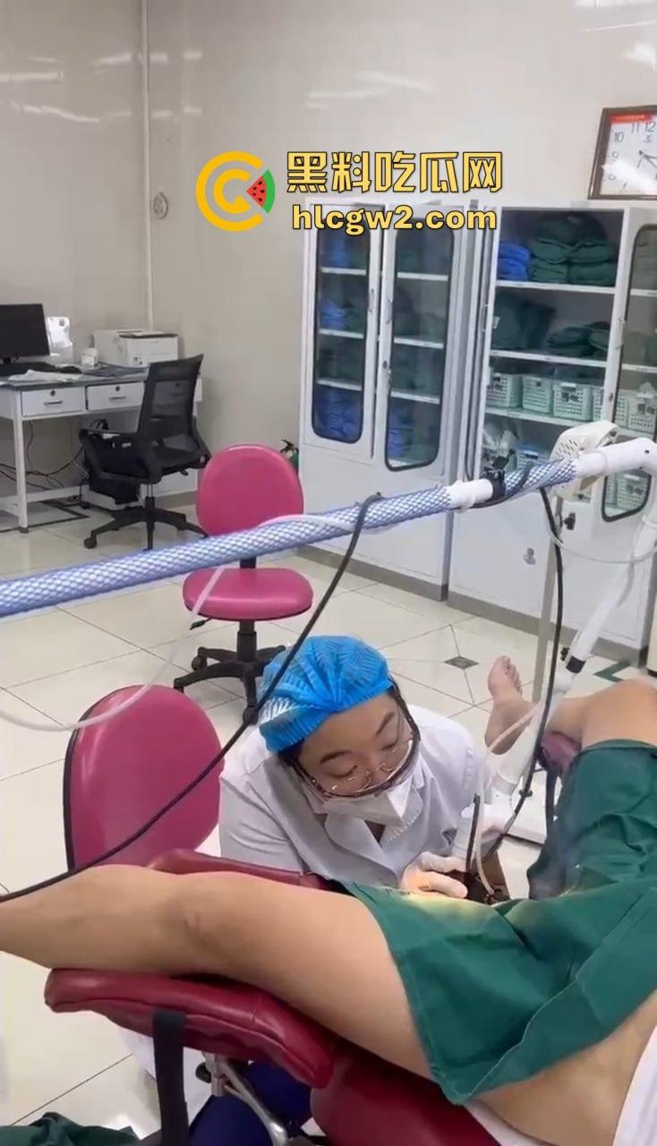 富婆和小仙女玩私处美容!十几年鸡变处女,3万就能换粉木耳,逼都被蒸冒烟了粉嫩得像刚出炉!-12