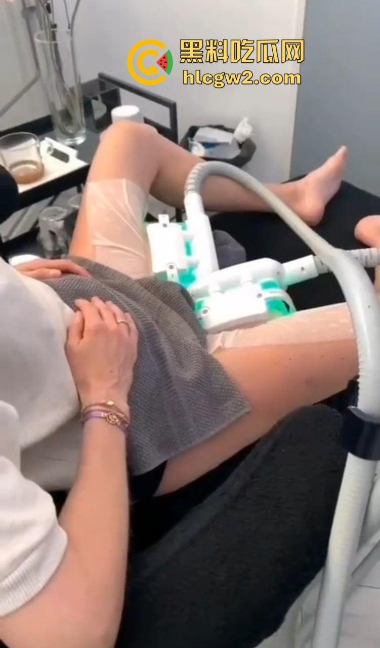 富婆和小仙女玩私处美容!十几年鸡变处女,3万就能换粉木耳,逼都被蒸冒烟了粉嫩得像刚出炉!-13