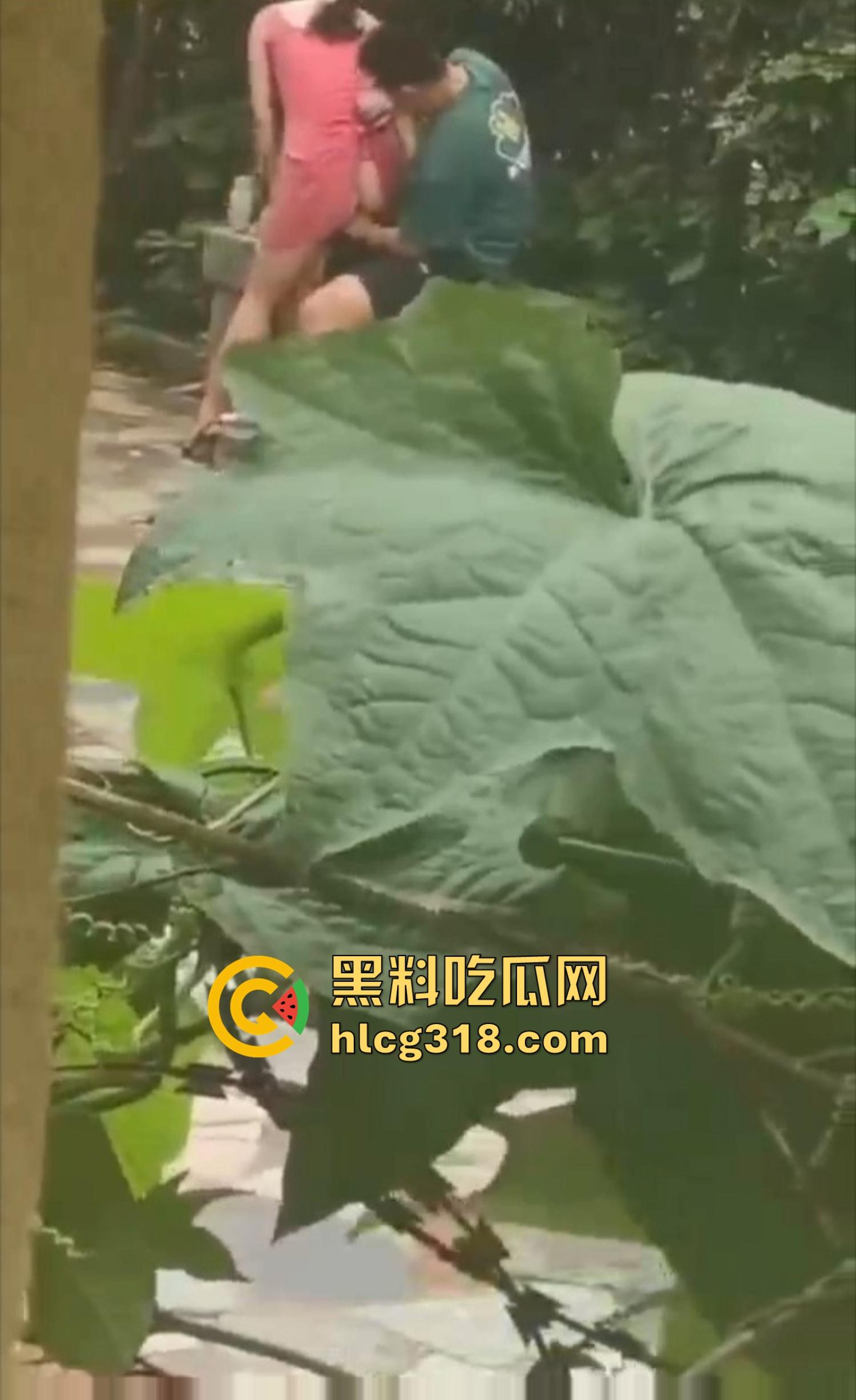 夏日公园野战指南,骚男做爱有讲究先抠B后舔奶再让女得吃鸡,兄弟一步不落,结果全套流程被偷拍!-9