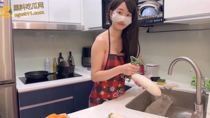 亚洲美臀天后【Ellie】,化身健身教练勾引体育生,全裸围裙巨乳若隐若现,高跟跪地口交,巨乳骑乘疯狂榨精 !-2