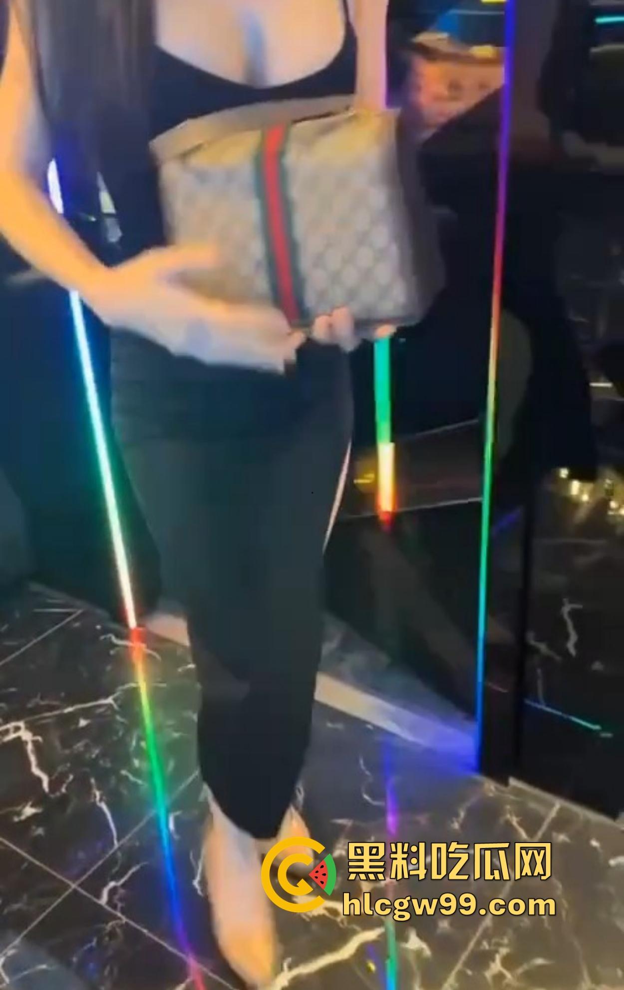 什么地方让你忘掉烦恼?酒不醉人自醉,聊天还能顺便射在大腿上,掏胸给你看还不报警,真是致富的终极动力!-9