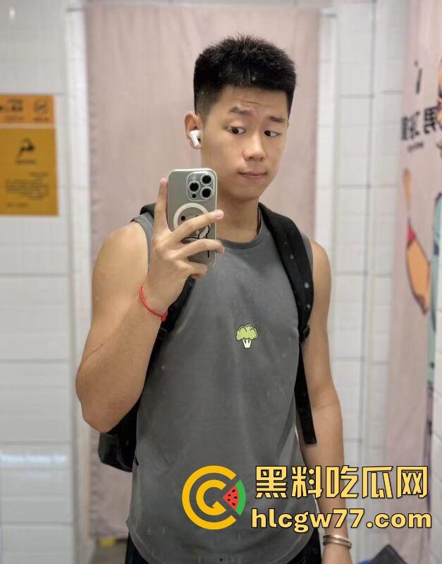 抖音热搜!广州某通讯录酒吧门 三人酒后互吃原视频来袭 三个男的大街上口 两个喝醉0给1口 内容炸裂!-15