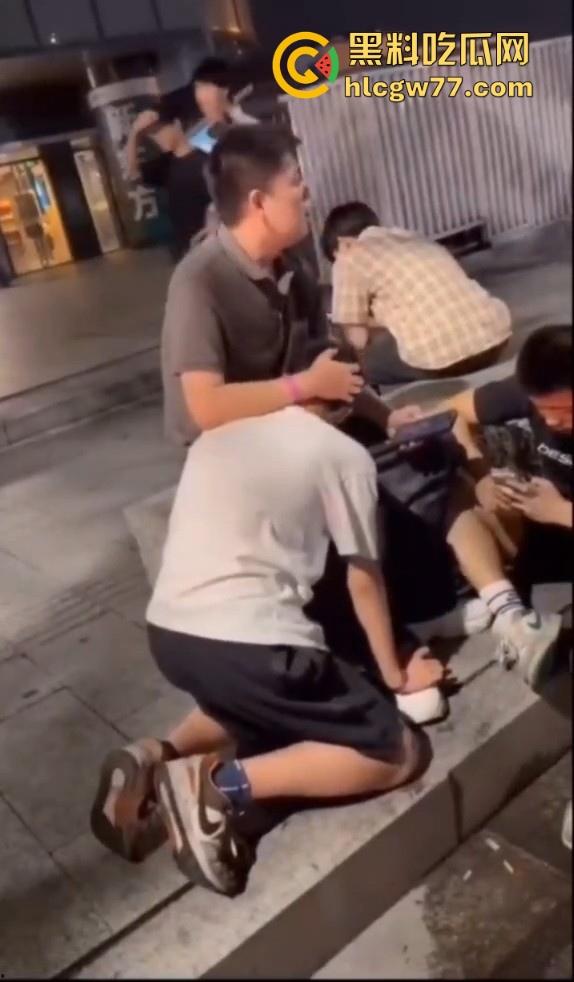 抖音热搜!广州某通讯录酒吧门 三人酒后互吃原视频来袭 三个男的大街上口 两个喝醉0给1口 内容炸裂!-17