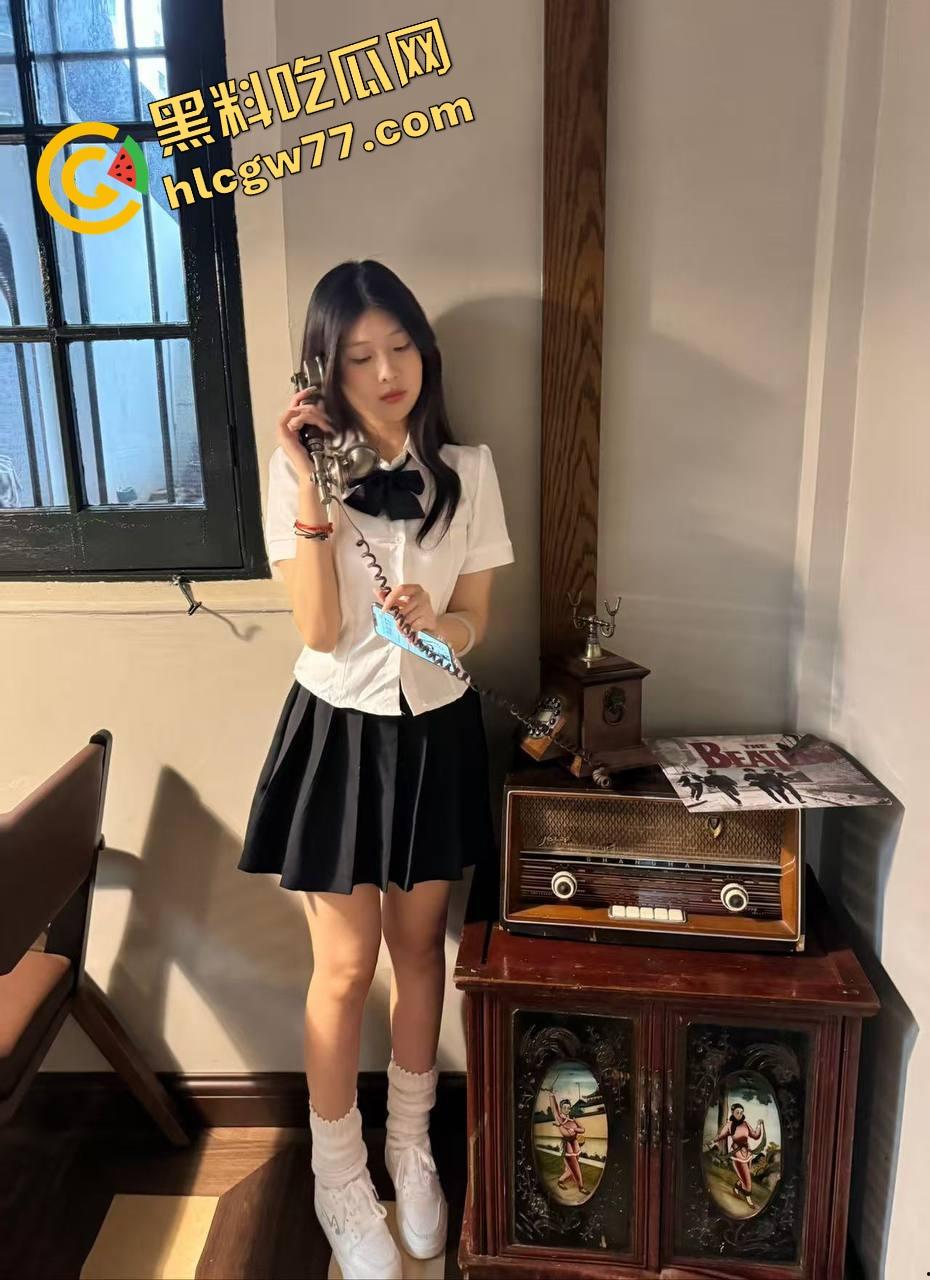 广东食品药品职院情侣操场野战，女友逼痒坐男友腿蹭逼蹭到湿，小哥握腰狂挺差点就插进去！-5