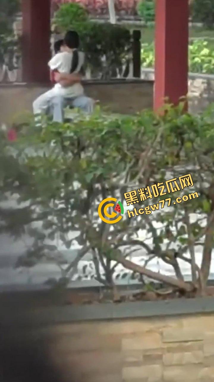 广东食品药品职院情侣操场野战，女友逼痒坐男友腿蹭逼蹭到湿，小哥握腰狂挺差点就插进去！-11