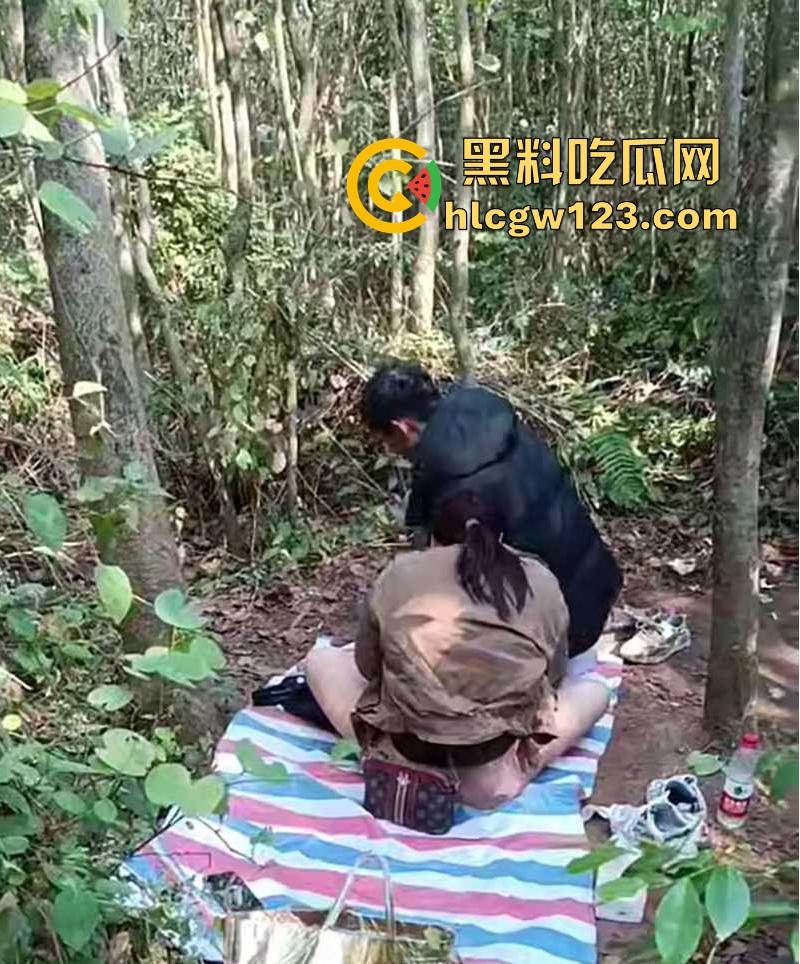 大爷大娘野战偷情干的正激烈 瓜友竟在旁边扰人好事怼脸拍摄 气的大爷大骂傻B差点吓阳痿!-1