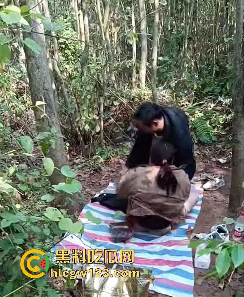 大爷大娘野战偷情干的正激烈 瓜友竟在旁边扰人好事怼脸拍摄 气的大爷大骂傻B差点吓阳痿!-2