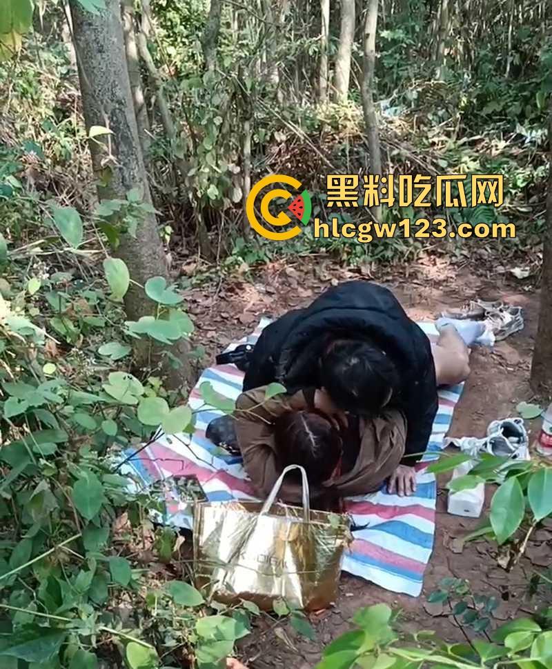 大爷大娘野战偷情干的正激烈 瓜友竟在旁边扰人好事怼脸拍摄 气的大爷大骂傻B差点吓阳痿!-6