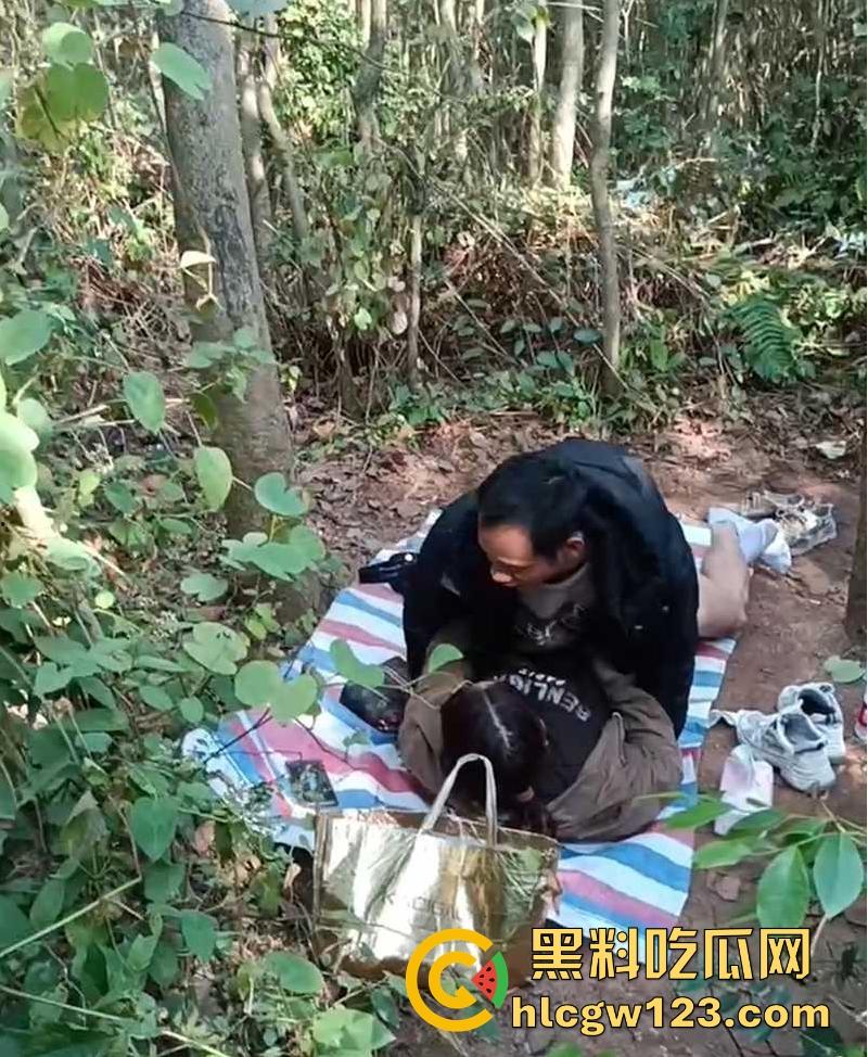 大爷大娘野战偷情干的正激烈 瓜友竟在旁边扰人好事怼脸拍摄 气的大爷大骂傻B差点吓阳痿!-7