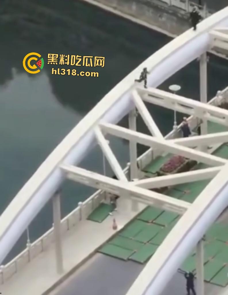 贵阳大妈桥梁上狂飙乱舞!警察冒死追捕抓不住,桥下救援队拖气垫累瘫,最后大妈自投罗网被按倒!-1