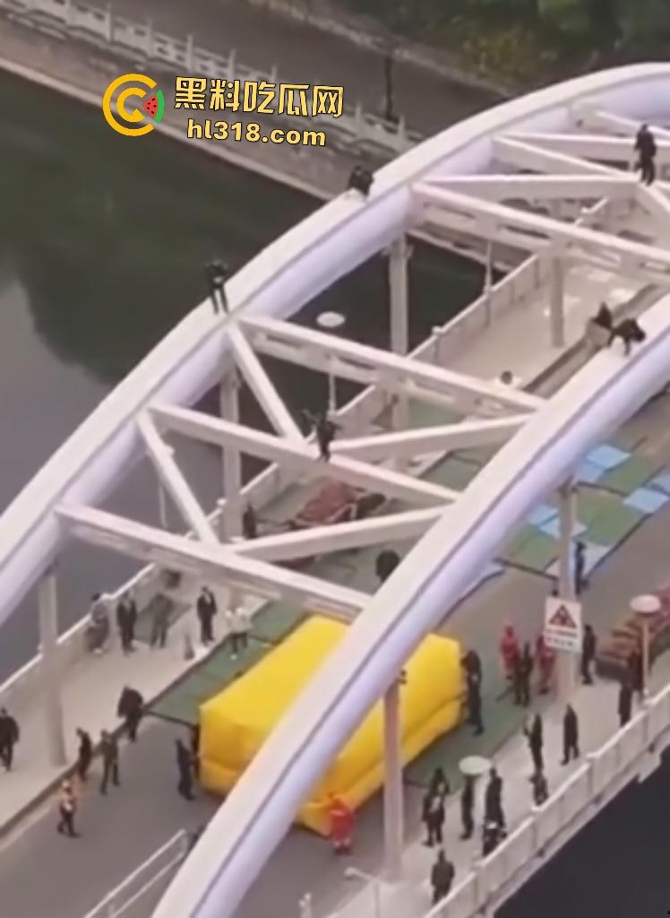贵阳大妈桥梁上狂飙乱舞!警察冒死追捕抓不住,桥下救援队拖气垫累瘫,最后大妈自投罗网被按倒!-5