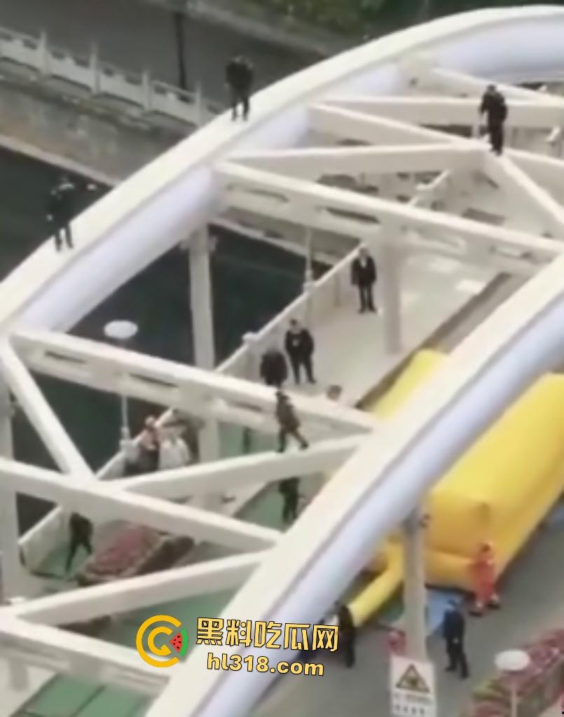 贵阳大妈桥梁上狂飙乱舞!警察冒死追捕抓不住,桥下救援队拖气垫累瘫,最后大妈自投罗网被按倒!-8