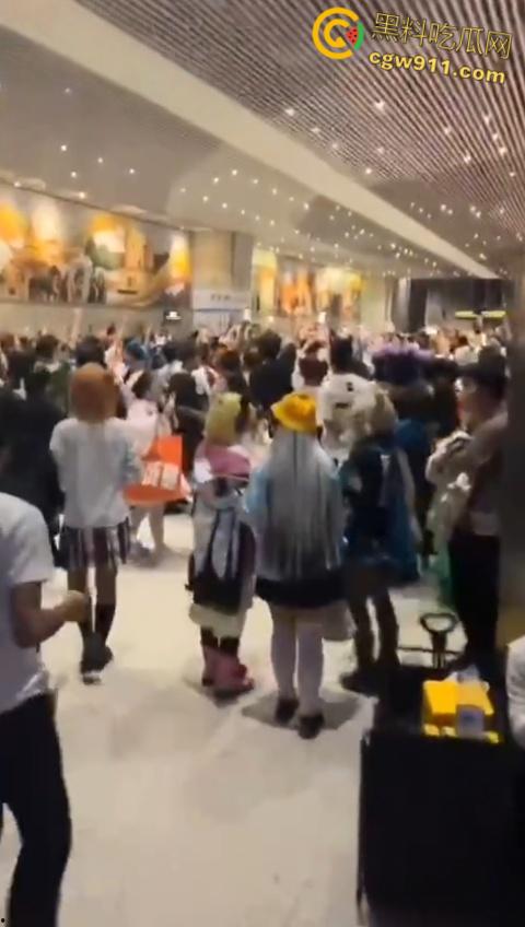 成都动漫展爆冲突,作者涉嫌洗白731部队罪行,cos男子被围堵怒摘假发,现场群情激愤唱爱国歌 !-1