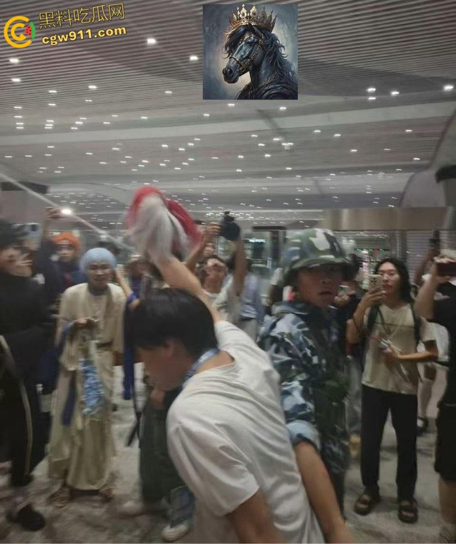 成都动漫展爆冲突,作者涉嫌洗白731部队罪行,cos男子被围堵怒摘假发,现场群情激愤唱爱国歌 !-2