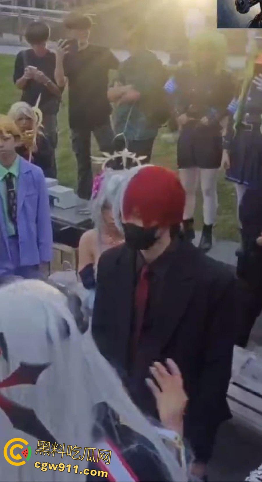 成都动漫展爆冲突,作者涉嫌洗白731部队罪行,cos男子被围堵怒摘假发,现场群情激愤唱爱国歌 !-3