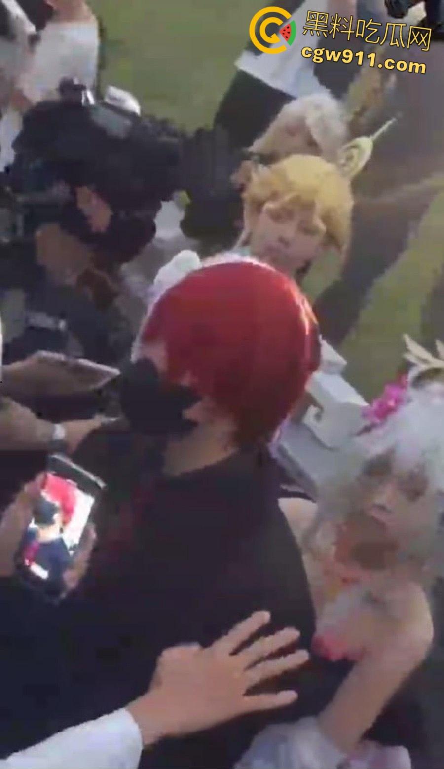 成都动漫展爆冲突,作者涉嫌洗白731部队罪行,cos男子被围堵怒摘假发,现场群情激愤唱爱国歌 !-4