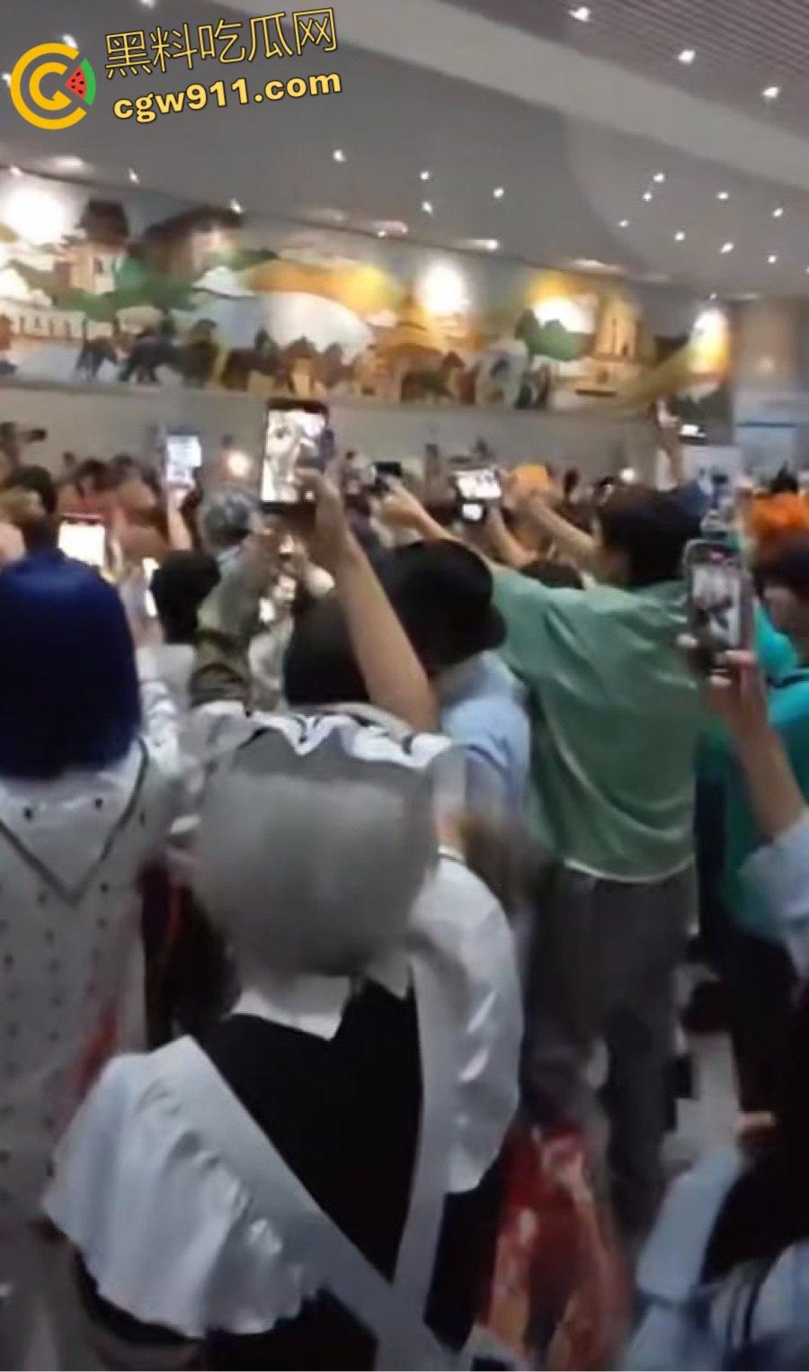 成都动漫展爆冲突,作者涉嫌洗白731部队罪行,cos男子被围堵怒摘假发,现场群情激愤唱爱国歌 !-5