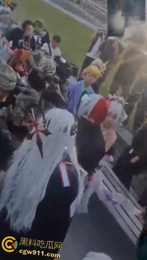 成都动漫展爆冲突,作者涉嫌洗白731部队罪行,cos男子被围堵怒摘假发,现场群情激愤唱爱国歌 !-6