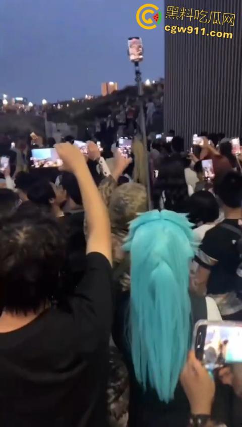 成都动漫展爆冲突,作者涉嫌洗白731部队罪行,cos男子被围堵怒摘假发,现场群情激愤唱爱国歌 !-7