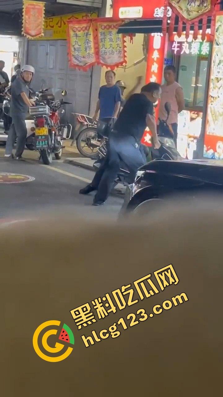 背心哥PK摩托车选手!见一次打一次,背心哥为何如此讨厌摩托车手?-2