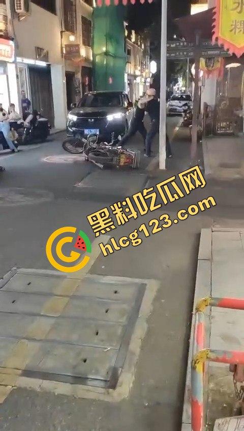 背心哥PK摩托车选手!见一次打一次,背心哥为何如此讨厌摩托车手?-8