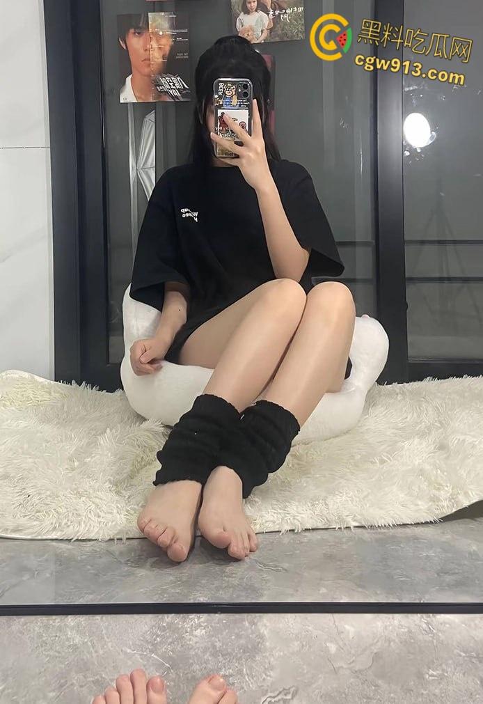 抖音擦边网红【爱吃猪脚饭】,白袜大长腿清纯脸蛋,JK短裙脱下性感内裤,假屌炮机狂插自慰!-4