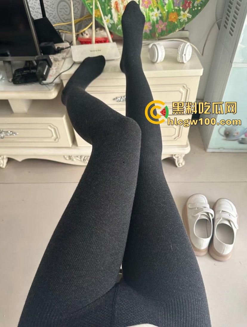 单位眼镜妹『 高梓萱』黑丝大长腿夹太紧，腿缝紧到腿爆完还体外射，白浊液体喷射三米远，这腿夹一下谁还跑得了？-5