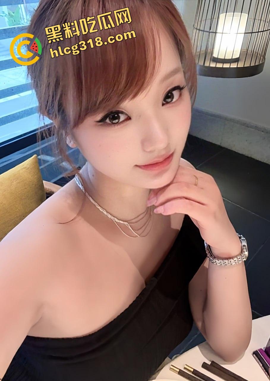 厨房忍不住操老婆,直接在厨房台子上舔骚逼吸奶子,小手指插穴玩到高潮,家里哪都能干!-1