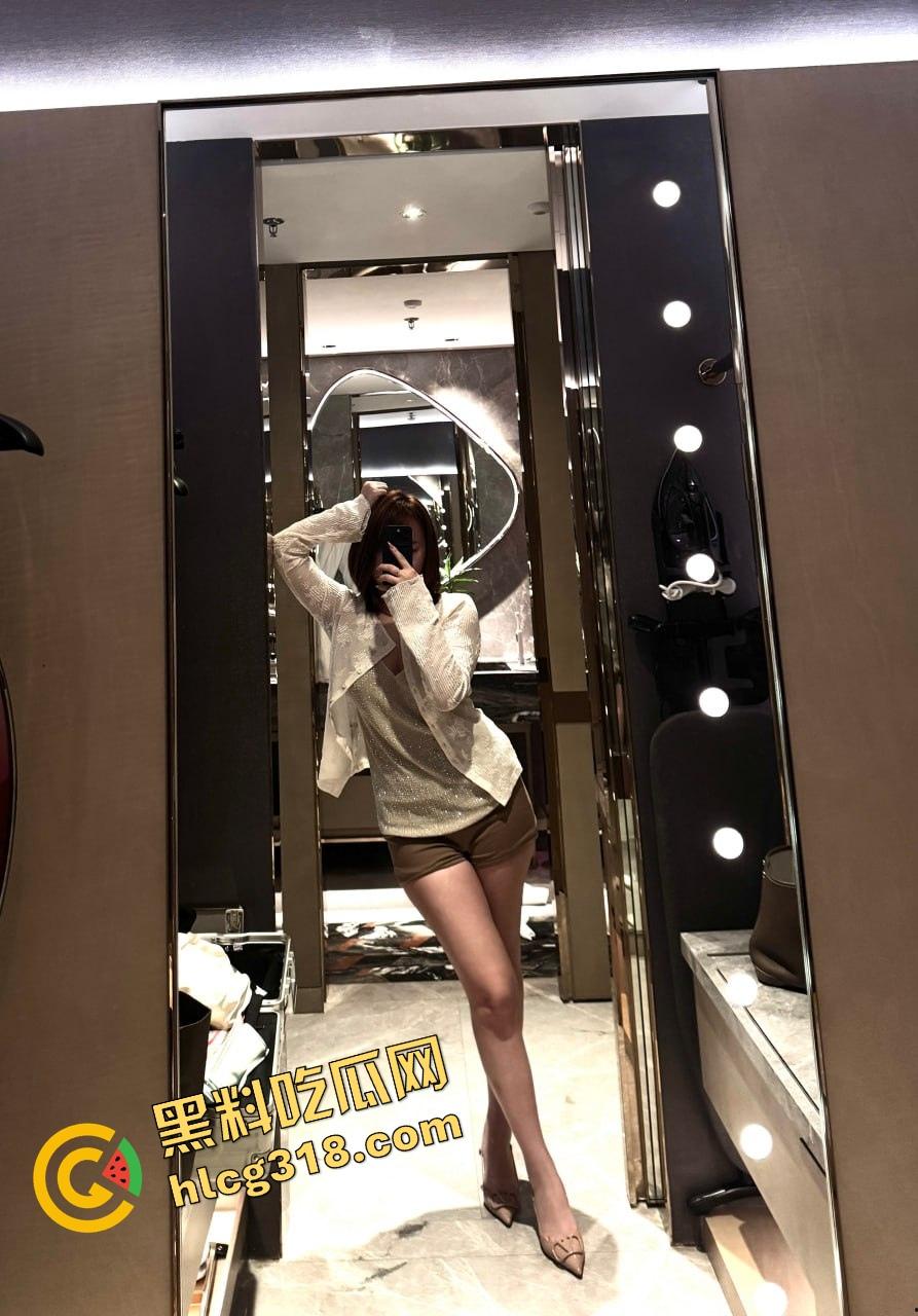 厨房忍不住操老婆,直接在厨房台子上舔骚逼吸奶子,小手指插穴玩到高潮,家里哪都能干!-3